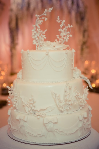 Beau gâteau de mariage blanc