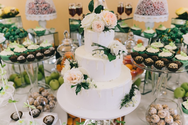 Beau gâteau de mariage décoré de fleurs.