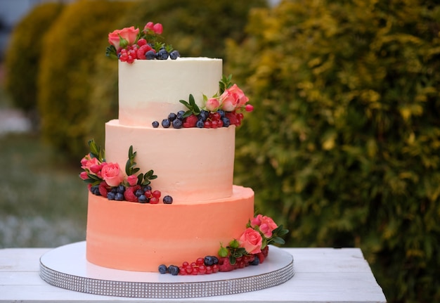 Beau gâteau de mariage décoré avec des roses