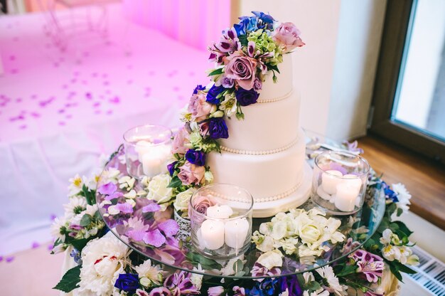 Un beau gâteau de mariage