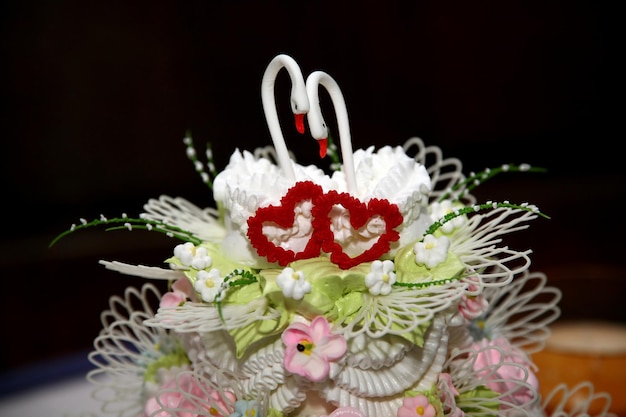 Beau gâteau pour mariage avec des figures de cygnes en gros plan