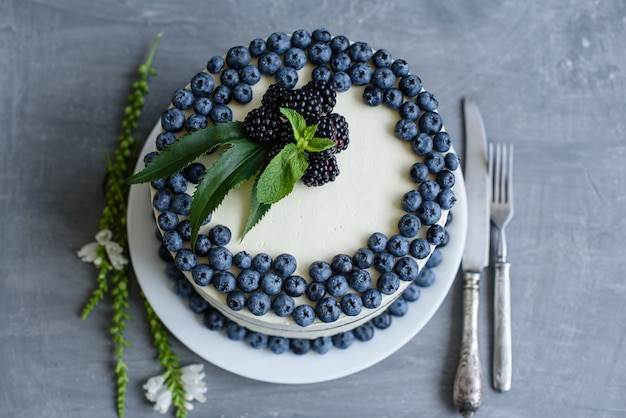 Beau gâteau savoureux à la crème blanche et baies de myrtille