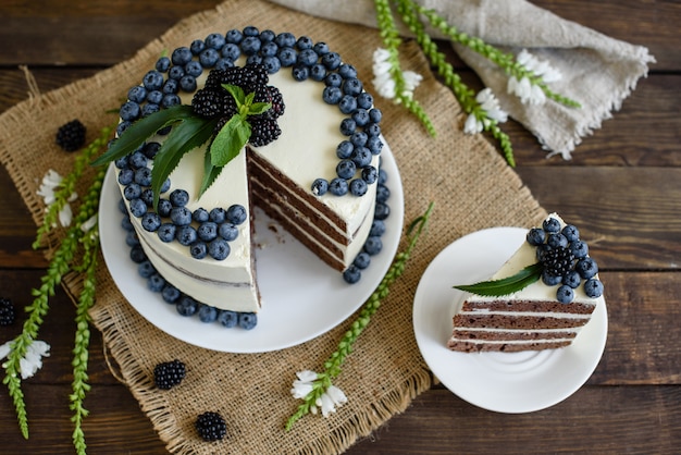 Beau gâteau savoureux à la crème blanche et baies de myrtille