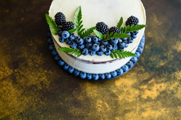 Beau gâteau savoureux à la crème blanche