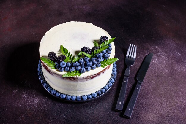 Beau gâteau savoureux à la crème blanche