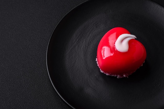 Beau gâteau savoureux gâteau au fromage de couleur rouge en forme de coeur