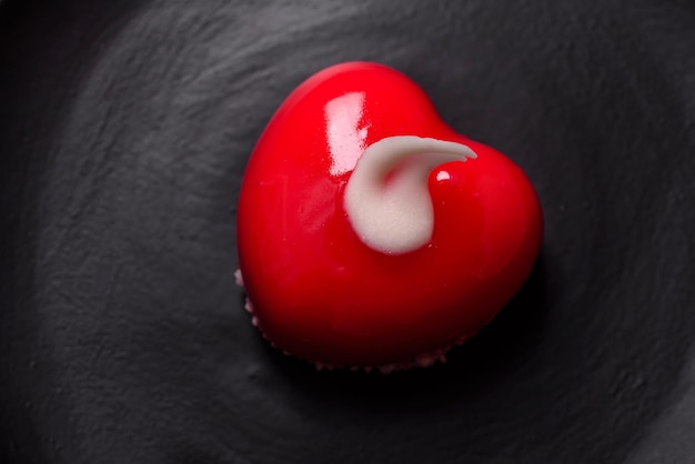 Beau gâteau savoureux gâteau au fromage de couleur rouge en forme de coeur