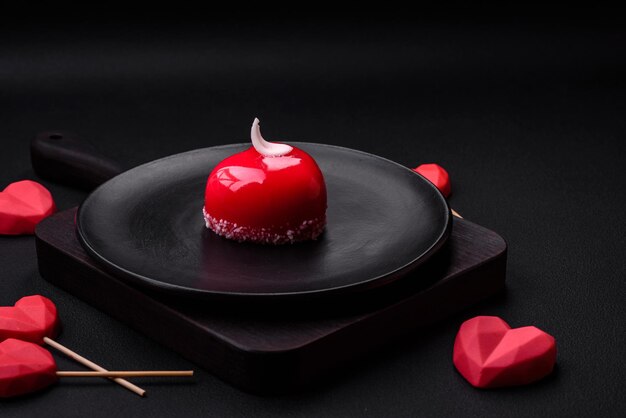 Beau gâteau savoureux gâteau au fromage de couleur rouge en forme de coeur