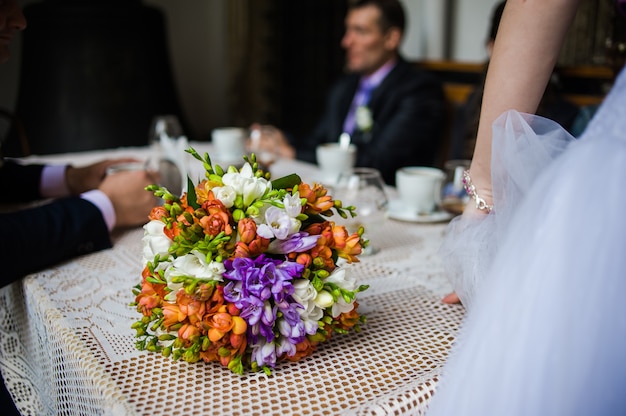 Beau grand bouquet de mariée de mariage