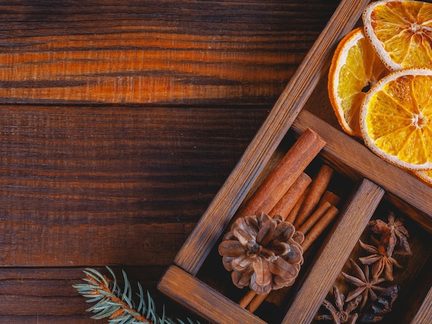 Beau gros plan d'oranges sèches, brindilles d'épinette, bâtons de cannelle et Anis étoilé, cônes de sapin