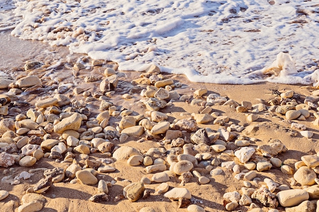 Beau gros plan de la plage de sable sur fond coloré