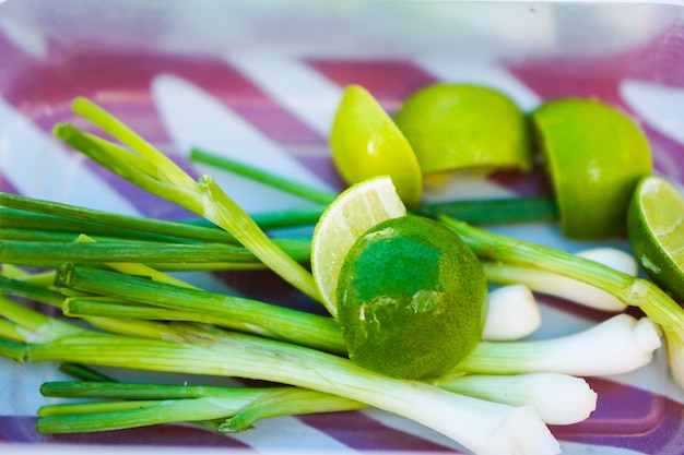 Beau gros plan tranche de lime et oignon frais.