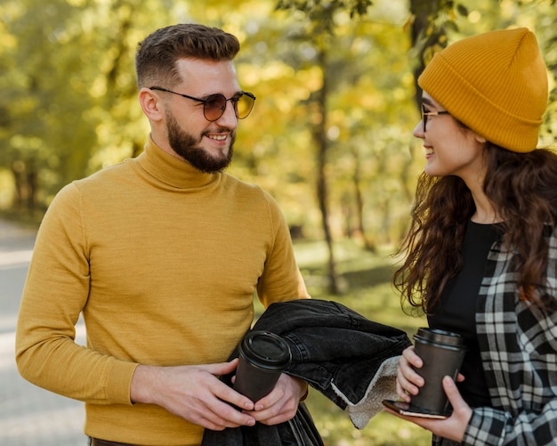 Photo beau et heureux homme et femme dans le parc