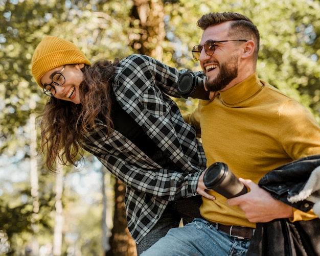 Beau et heureux homme et femme dans le parc