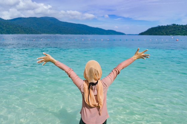 Beau, heureux, jeune femme, bras, prolongé, à, lipe, thaïlande, île, à, les, eau, océan turquoise