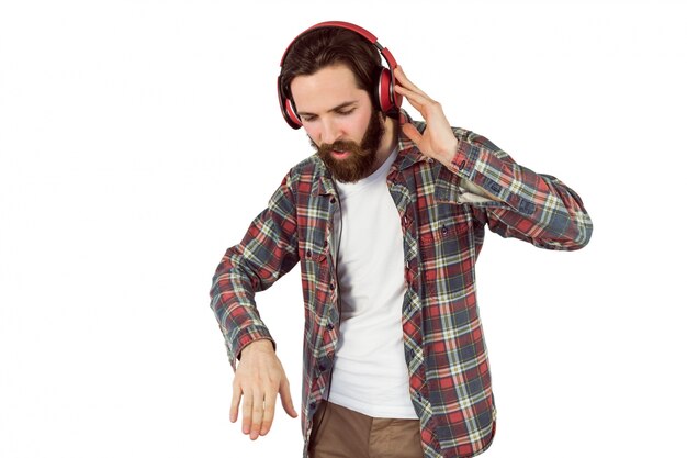 Beau hipster appréciant écouter de la musique