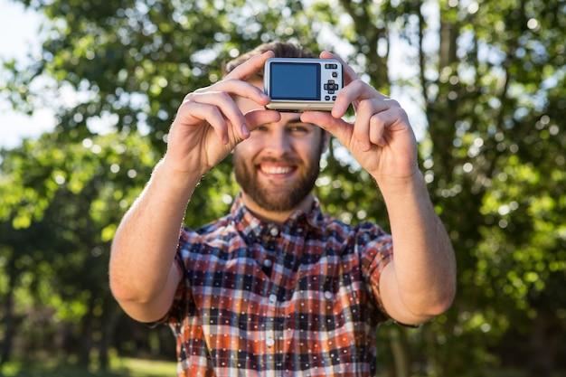 Beau hipster prenant un selfie