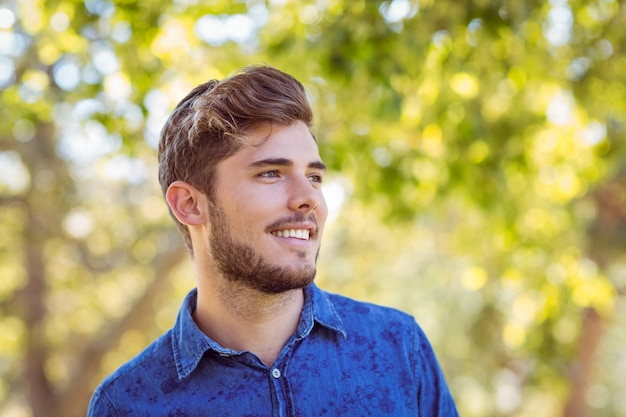 Beau hipster à la recherche de la distance