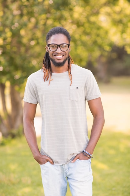 Beau hipster, souriant à la caméra