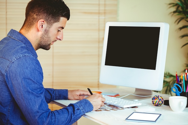 Beau hipster travaillant au bureau