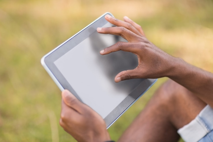 Photo beau hipster en utilisant son tablet pc