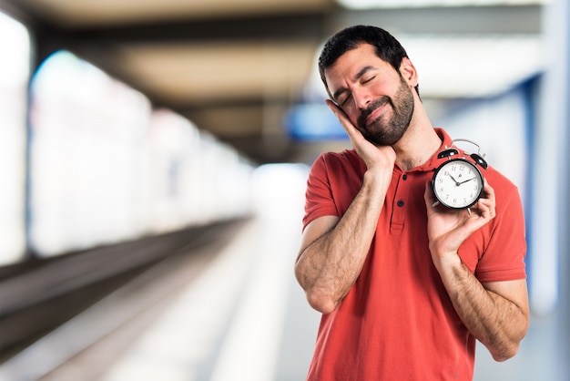 Photo beau, homme, tenue, vendange, horloge, désaffecté, fond