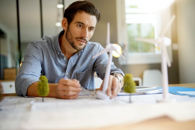 Beau Ingénieur En éolienne Travaillant Dans Un Bureau Moderne