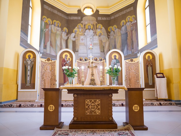 beau intérieur de l'église orthodoxe ukrainienne