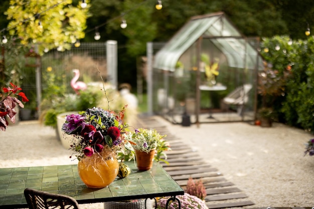 Beau jardin à l'arrière