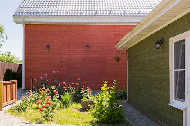 Beau jardin fleuri avec des roses près de la maison