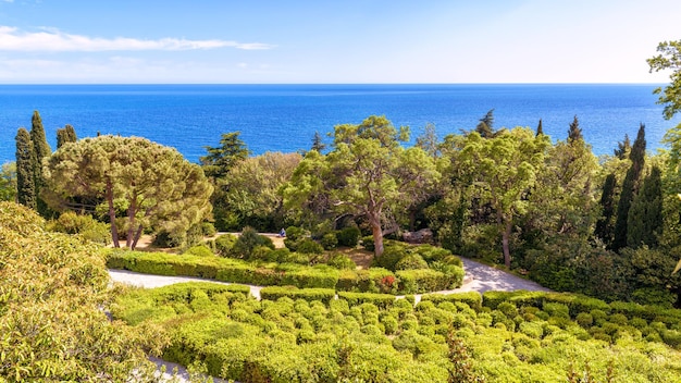 Beau jardin paysager au Palais Vorontsov en Crimée Russie