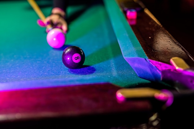 Beau jeu de couches colorées sur une table verte avec des trous et des lampes de table