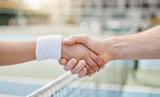 Beau jeu Photo recadrée de deux joueurs de tennis méconnaissables se serrant la main tout en se tenant à l'extérieur sur un terrain