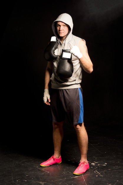 Beau jeune boxeur déterminé attendant son combat