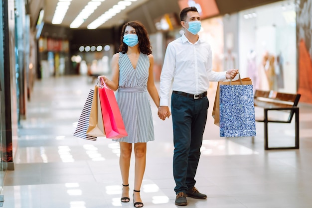 Beau jeune couple aimant faire du shopping ensemble concept de vendredi noir