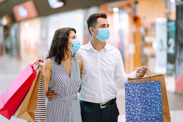 Beau jeune couple aimant faire du shopping ensemble concept de vendredi noir