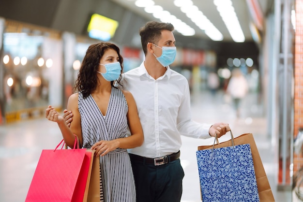 Beau jeune couple aimant faire du shopping ensemble concept de vendredi noir