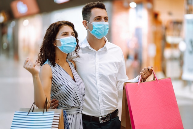 Beau jeune couple d'amoureux faisant du shopping ensemble. Notion de vendredi noir.