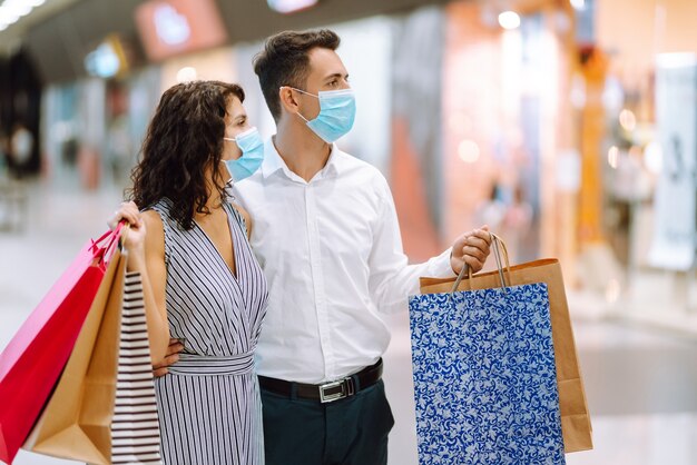 Beau jeune couple d'amoureux faisant du shopping ensemble. Notion de vendredi noir.