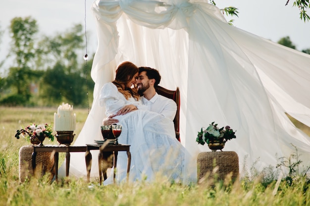 Beau jeune couple amoureux