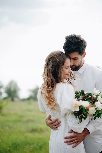 Beau jeune couple amoureux