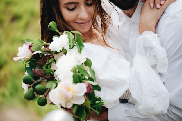 Beau jeune couple amoureux