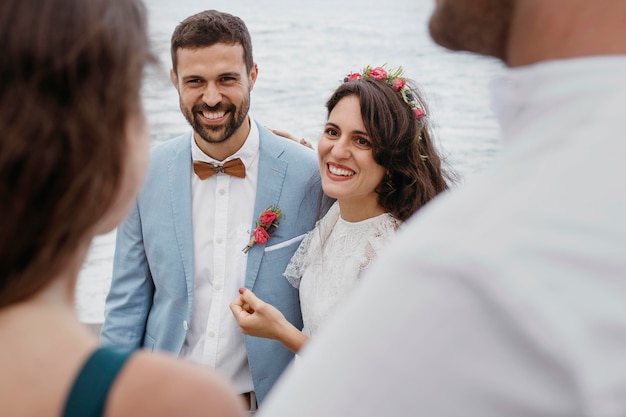 Photo beau jeune couple ayant un mariage sur la plage