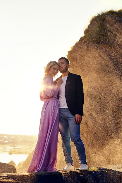 Beau jeune couple câlins et regarde ailleurs