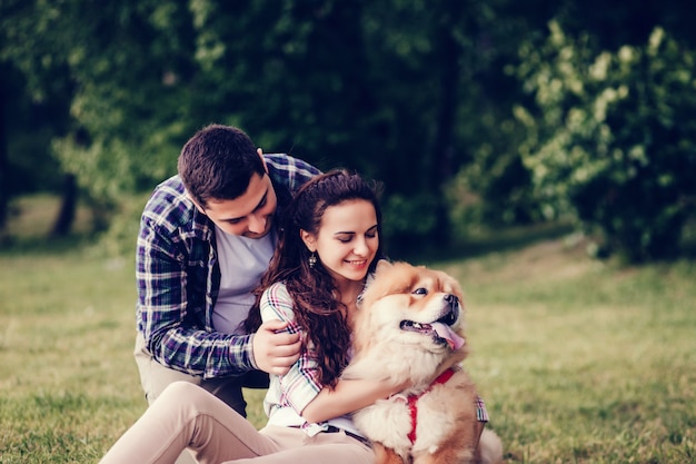 Beau jeune couple et chien