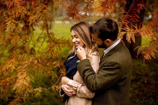 Beau jeune couple dans le parc en automne