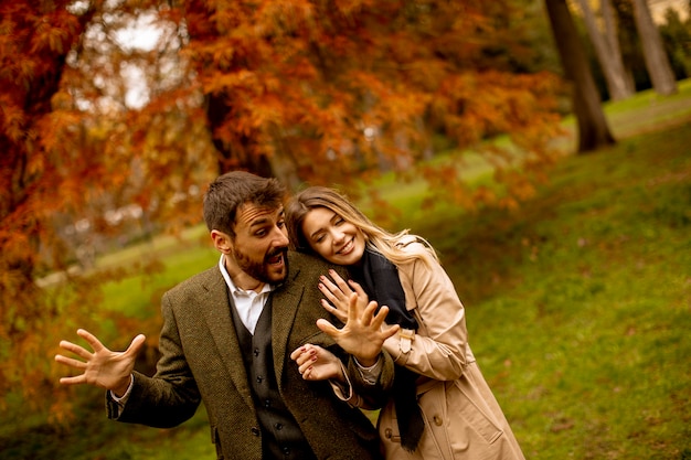 Beau jeune couple dans le parc en automne