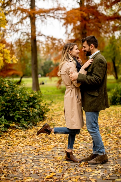 Beau jeune couple dans le parc en automne