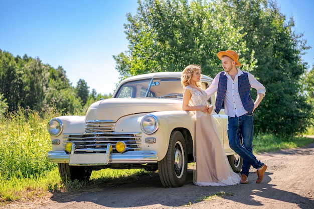 Beau Jeune Couple Debout Près De La Voiture