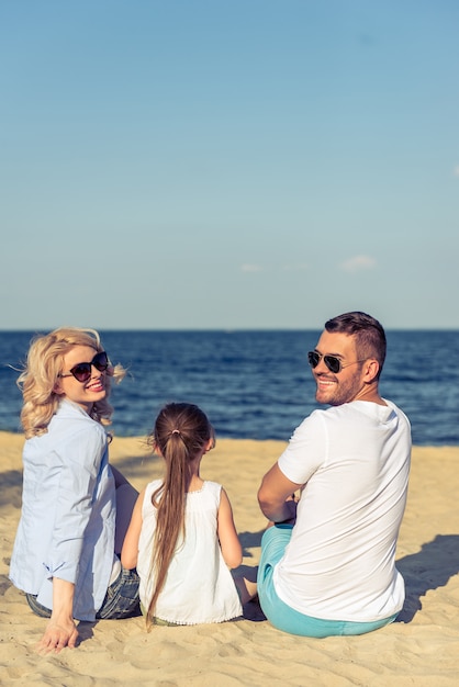 Beau jeune couple avec fille sur la plage